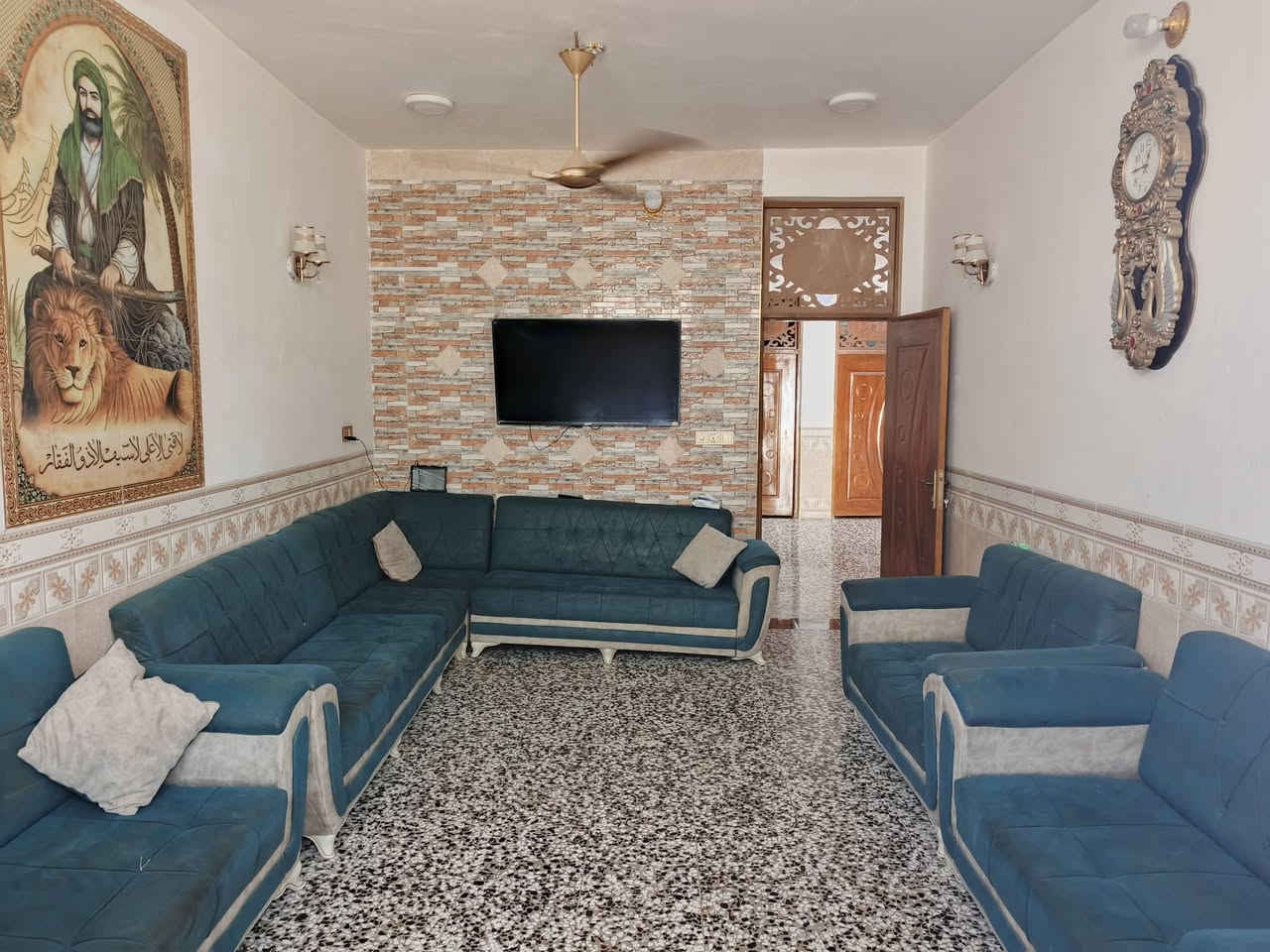 للبيع بيت حديث مساحة 200متر مكان ورديه سيف سعد شارع 30 ثالث بيت عن شارع تبليط ملاحظه بيت مطلوب اسكان 19 مليون ينقطع من سعر بيت ***********
