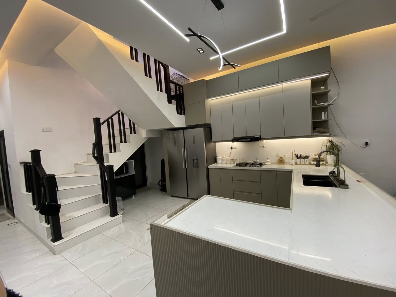 السلام عليكم
للبيع او مراوس بقطعة 100م مع الفرق في حي الحر فقط
#السعر_260_مليون
#مع_مطبخ_تركي_حديث
حي الحر خلف مجمع ليمونه 2 
فرع اسواق وتين ثالث فرع ع اليمنه بداية الفرع
المساحه 100م (5*20)
خريطه مودرن حديثه
بناء درجه اولى عوازل حراره ورطوبه
سقوف جبسن بورد
كهربائيات كلهن ضمان 
مواد الصحيات كله درجة اولى 
بناء كله مسلح طابقين وبيتونه
ارضيه بورسلين ثقيل
3 مجمعات صحيه
2 غرفه نوم كبيره 4*5
الاستقبال 7*5 طابق ثاني درج من الحديقه 
وتصعد مع صحباتها معزوله وهم اكو درج داخلي 
صاله اوبن ع مطبخ 11 م والعرض 5 على عرض المساحه
درج داخلي وخارجي 
#السعر_260_مليون
#مطلوب_قرض_على_مصرف_الرافدين
#سعر_القرض_60_مليون_مع_الفوائد
تريده يتحول عليك او تحب تاخذه صافي
هاتف
***********
