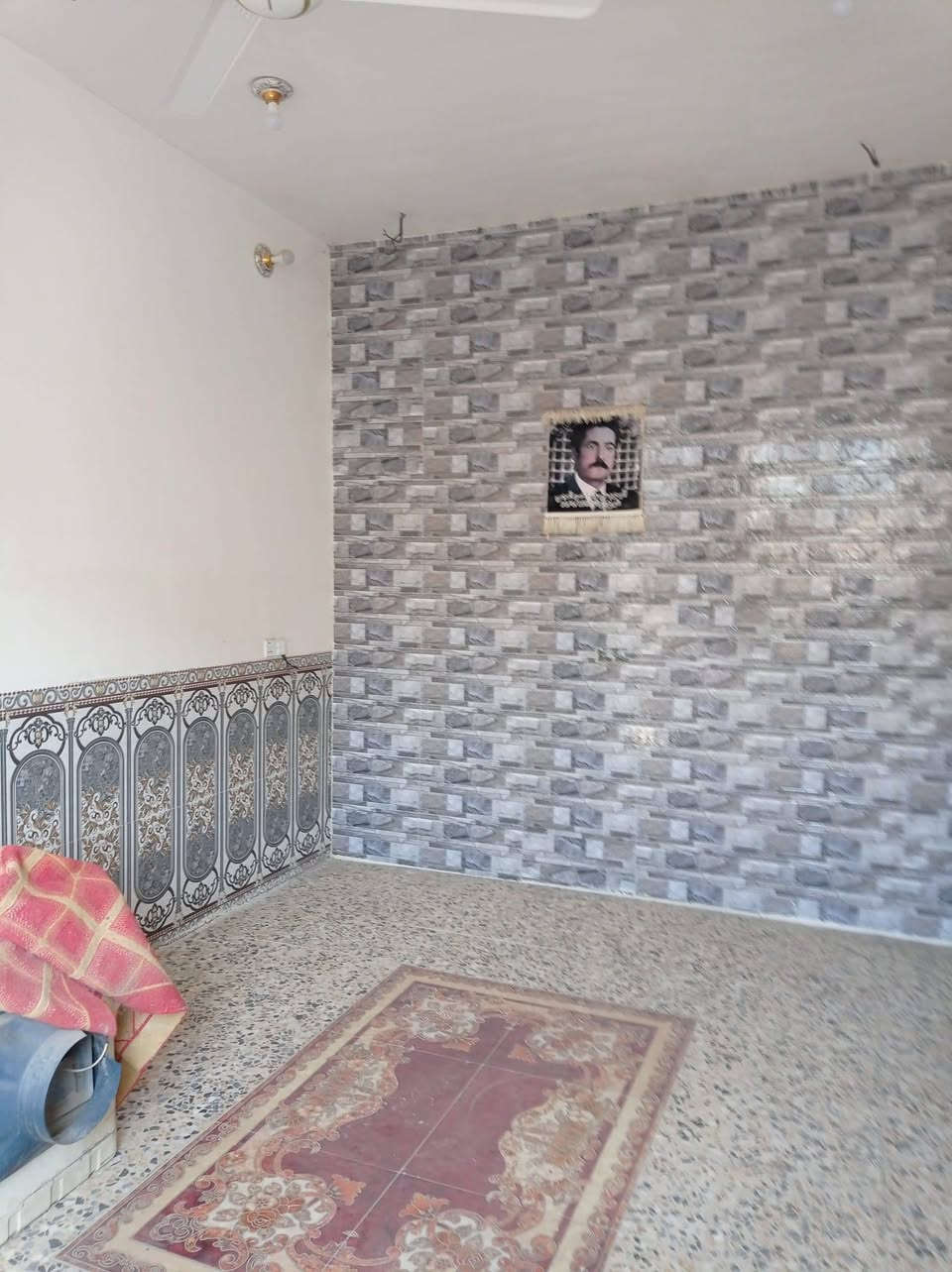 بيت للبيع في حي عبد العباس قرب مستشفى الطوارئ الرميثه غرفتين نوم وصاله ومطبخ وحمام داخلي وحمام خارجي واستقبال كله سيراميك البيت عكاده سعر البيت 60مليون وبي مجال قليل او اتصال على الرقم ***********
