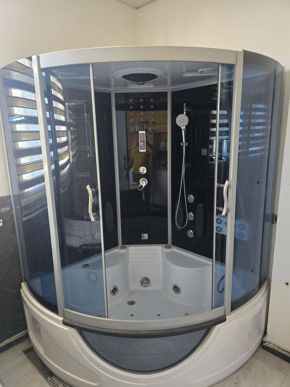 اغراض مركز تجميل للبيع في الديوانيه ***********
سبلت بلسام عدد 3 ب ٧٥٠ الف
سبلت tcl انفيرتر ٢ طن عدد 3  ب٥٠٠ الف 
سبلت الحافظ تعليك 3طن ٦٠٠
كرسي حلاقه مع الميز عدد 2 ب ٣٠٠
مغسلة شعر ب ١٥٠
كرسي بدي كير كامل ب ٣٠٠

تخم قنفات عدد 2 ب ٣٠٠
ميز رسبشن ب ٢٠٠
ميز مكتبي ١٥٠
جاكوزي حديث ٧٥٠ الف
سديه مساج تصنيع ١٥٠
ملاحظه كل الاغراض النظافه ميه بالميه لان تم تجهيز المركز ولم تصدر موافقه وتم اغلاق المكان
