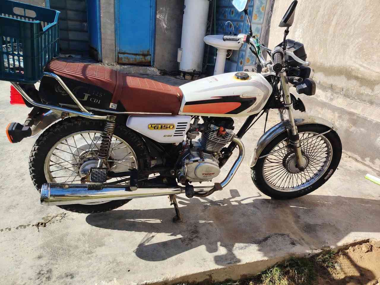 السلام عليكم تايكر موديل 21 دراجه
نضيفه خير من الله بس بيهة لاستيك ولف غيره ماكو الدراجه متفشل أبد السعر 350 وبيهة مجال حك الجيه 
***********
