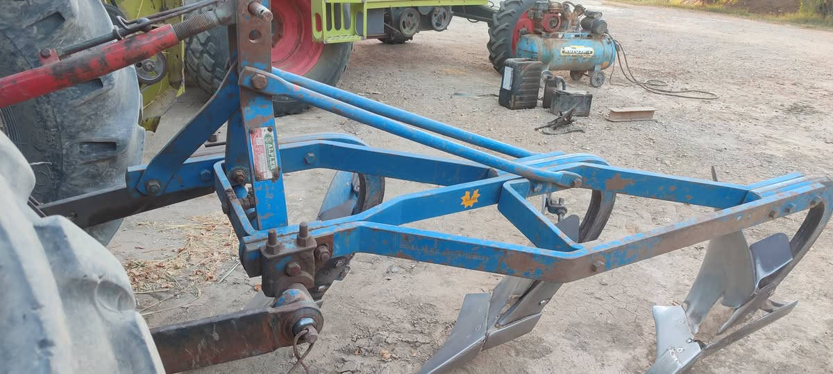 السلام عليكم فدان للبيع حجم 14 رقم تلفون ***********
