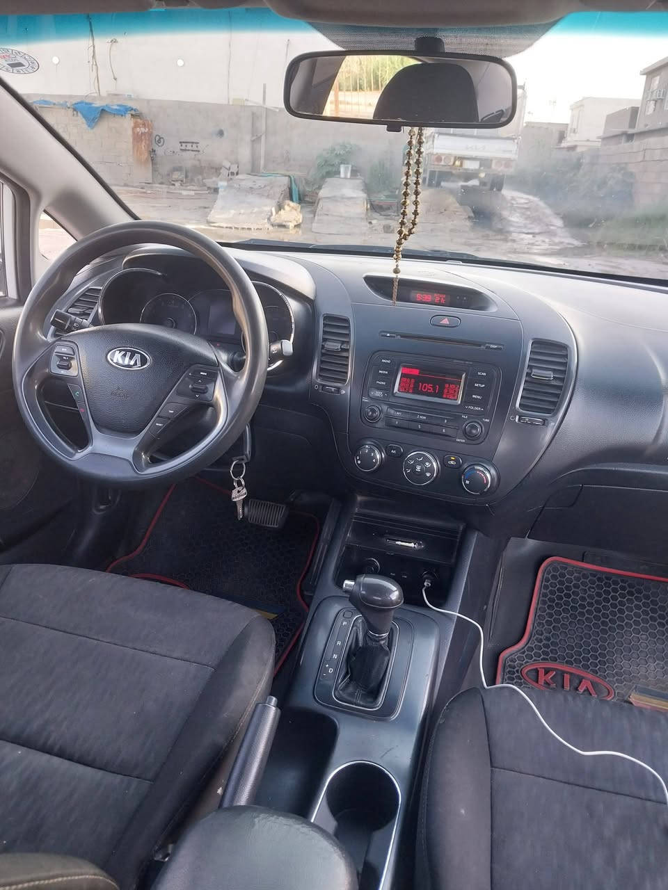 السلام عليكم
كيا سيراتو خليجي 2014  مكفولة 
مكينة 1600
السعر 120$ بيها مجال بسيط

***********
