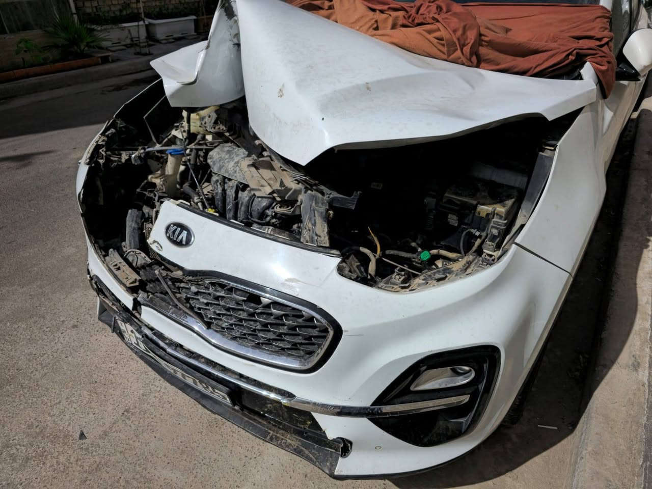 السلام عليكم 
سيارة سبوتج 2019 شكل 2020 ابيعاها على نفس وضعها ضربة السيارة بنيد و شباك الدعامية مع ضربة في التاير الخلفي الايسر مازدات السيارة الاصلية موجودة نضيفات 
مكان السيارة بغداد 
سعر السيارة مقفول على 165 
رقم التواصل ***********
