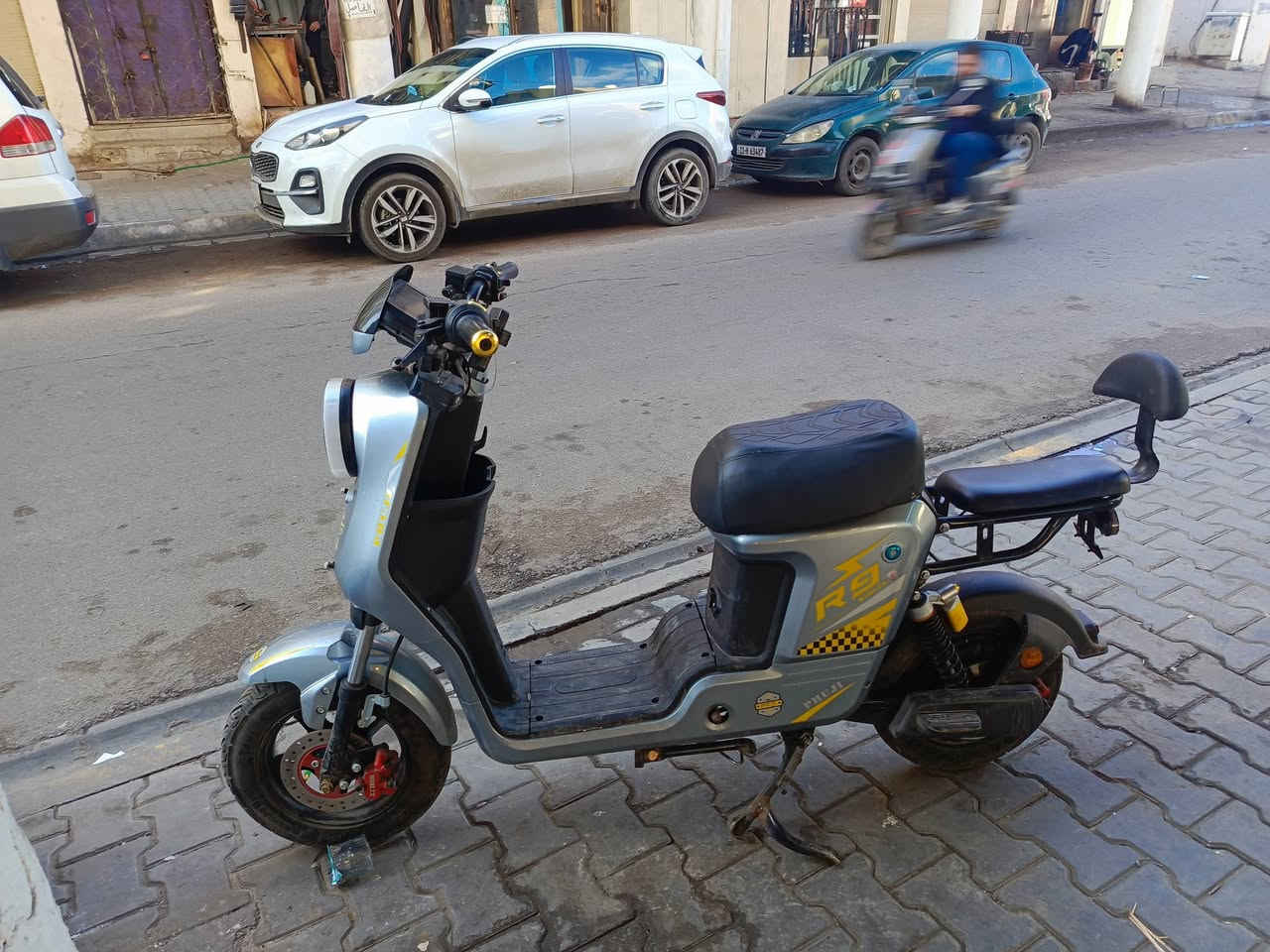 سلام عليكم دراجه R9 للبيع نضيفه كلش مابيها نقص غراضها كامله سله ومرايات وبايدرات نضام R  السعر 425 مكان الكرخ شارع حيفا  ***********
