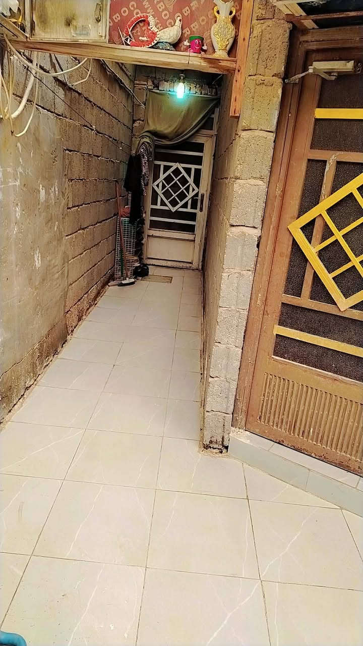 سلام عليكم بيت بلدية في العسكري العابد طابقين يتكون من استقبال وصالة ومطبخ حار وبارد وثلاث غرف نوم و4 حمامات 
للتواصل
‏‪‏‪0771 285 4644‬‏‬‏ 
***********
