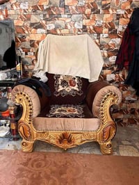 : عندي تخم جديد ما مستعمل ابد  متكون من ٢ كراسي و ٣ قنفات  عنوان: الدو...