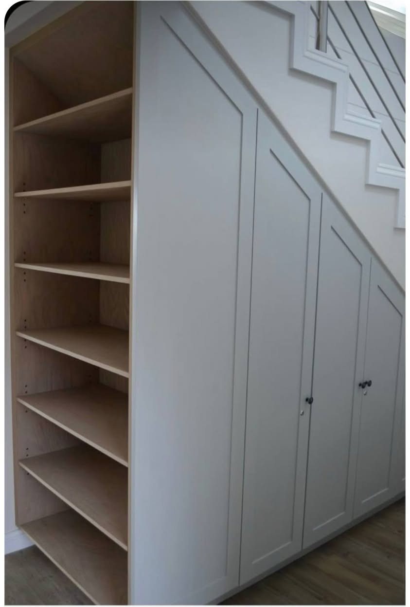 بعض الافكار لاستغلال اسفل الدرج  للتخزين واضافة لمسة ديكور جميلة
للعمل والتنفيذ الاتصال  بالرقم *********** ابو احمد
