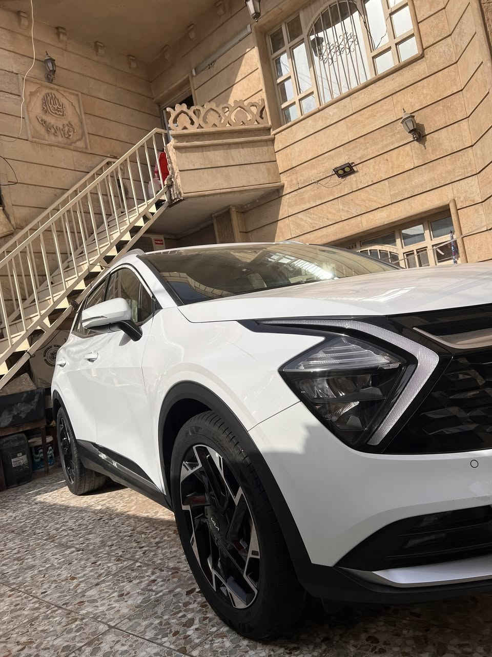 السلام عليكم سبورتج موديل 24 سيارة جديدة ماشية 13 الف فول سيارة عدى فتحة جنطه كهرباء سيارة صار بية حادث بلباب خلفي صدر بدون صبغ بدلات وكالة اصلي بدون ارباك سعرة 210 
***********
