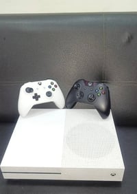 Xbox one s نصف تيرا جهاز جدا نظيف مفعل بي كيم باس شهرين السعر 175 التو...