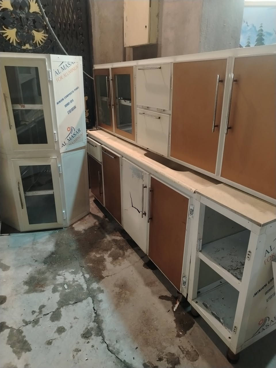 سلام عليكم شباب كاونتر ٨قطع سنك طوله ١٨٣تعليك٢٤٦عندك قطعه طباخ المنظدي ١٨٠كله مرمر مهيجران قرب حسينيه داود العاشور ***********
