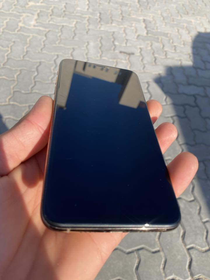 السلام عليكم ايفون اكس إس ماكس مبدل بطاريه ذاكره 256 بي الفلاش مرات يشتغل ومرات ‏୪ بس بل كامره يشتغل و كامره x1 متوقفه و فيس ايدي متوقف 
عنواني الجزيره سعره 140 
***********
