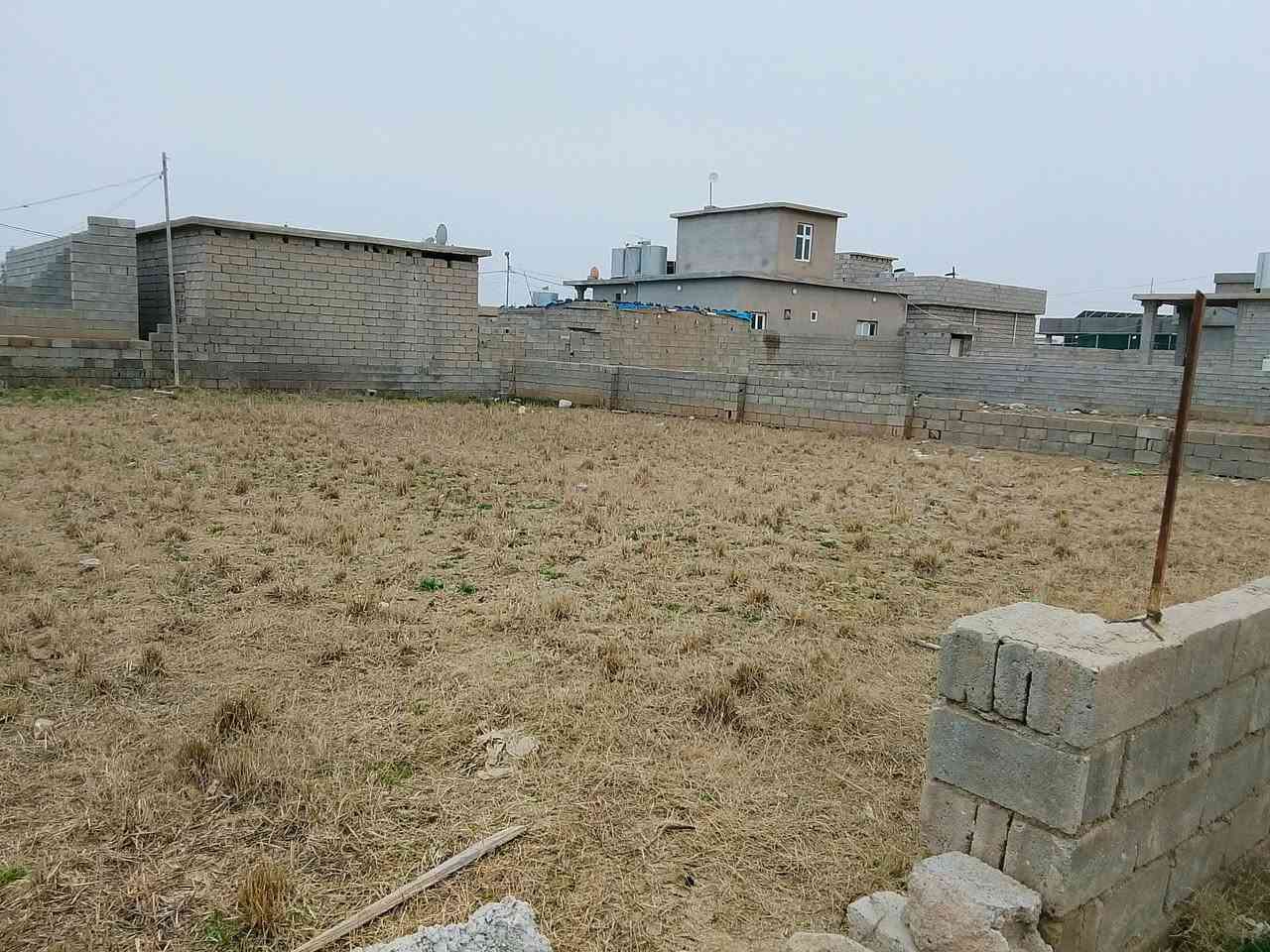 السلام عليكم يوجد قطعة ارض المساحه 500متر حوش5 طوفات واصله مي حلو وكهرباء وبيه بير مي بل قرب من مدرسه الناصر لدين الله السعر خاص او الاتصال على الرقم ***********.
