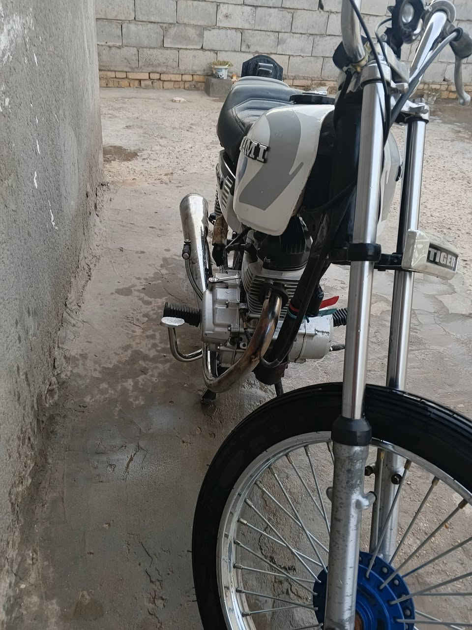 سلام عليكم دراجة نامة موديل 23 كلك للبيع اسويلك مكاتبة عن السرقة مكينة تايكر 21 بستم ناصي  ولفات 0/1الدراجة ماناقصهة شي ترايك وين ماتريد مكاني السماوة الوركاء السعر 550 للتصال *********** وتساب ومتواجد علفيس
