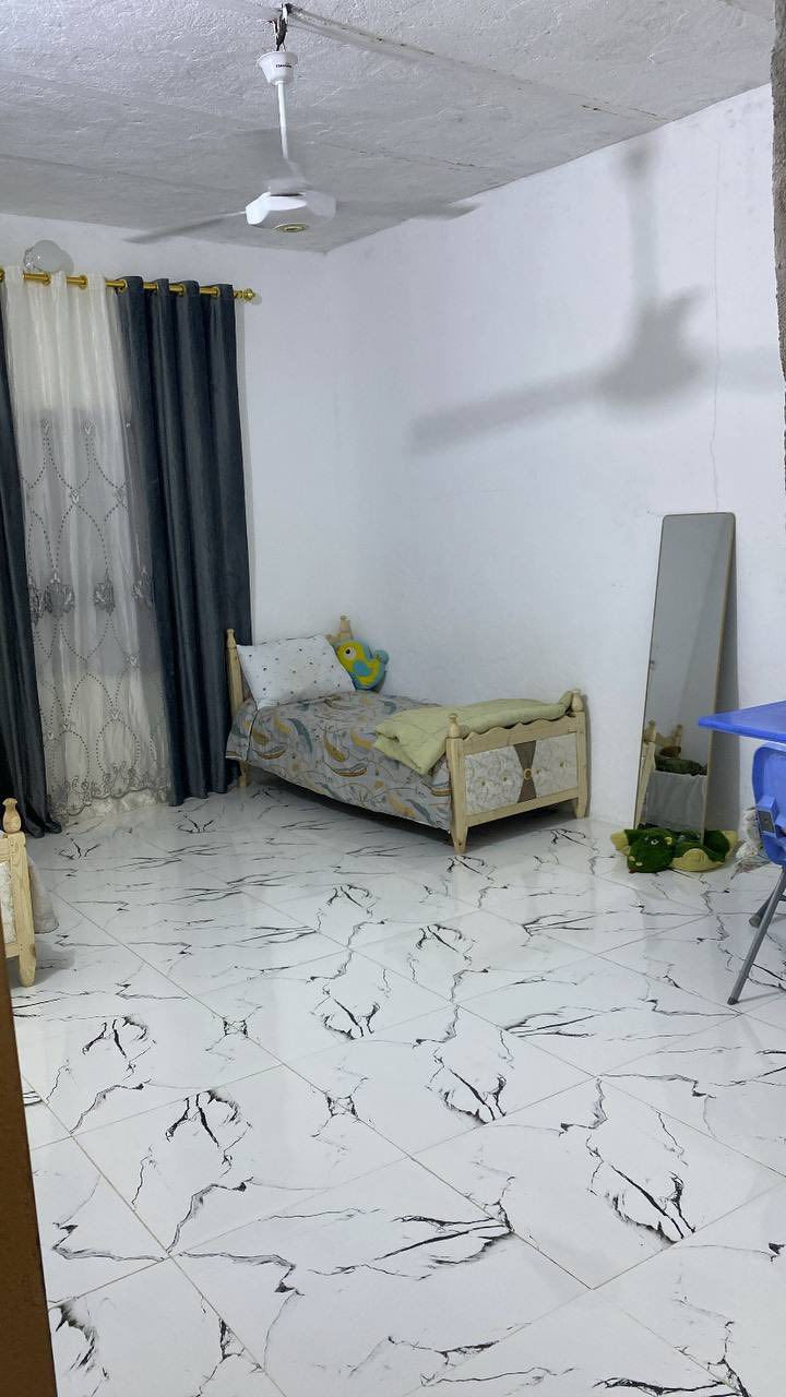 بيت للبيع  مساحة 150 منطقة ابو رمانه خلف مجمع النور الطبي (استقبال  - ساحة  -صالة- مطبخ- حمامات- مخزن خلفي -غرفة )
ا
(لطابق الثاني -غرفة-مدخل) 
السعر 75 وبيه مجال 
مستعجل على بيعته
