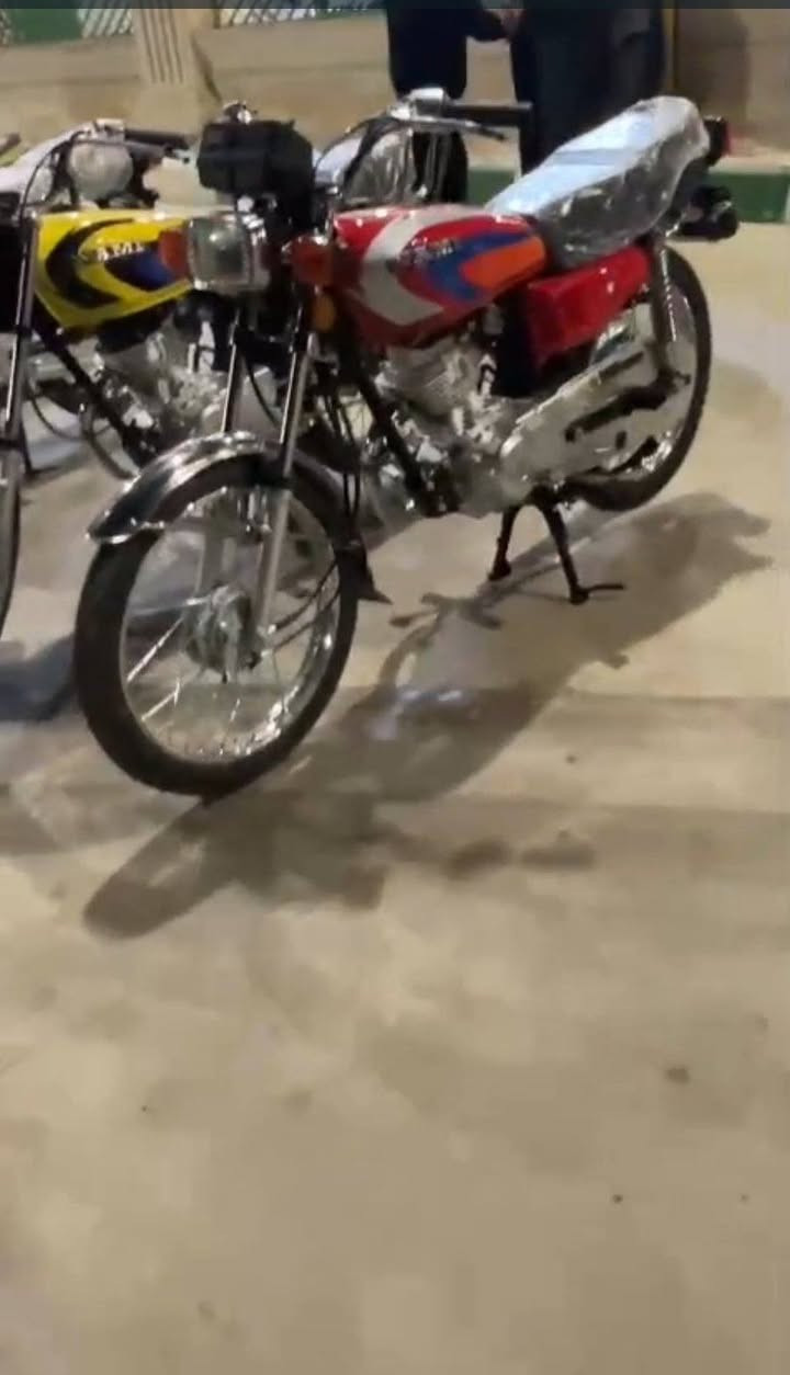 دراجه ايراني البيع صارلها8ايام من طلعتهااول تبديله دهن
أوراق سكنروالشراي يخابروبخدمته ***********
