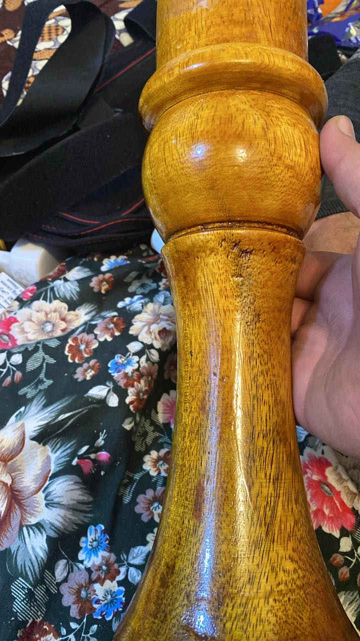 خشبه اصليه نوع الخشب سيسم اصلي فوووول على الفحص إذا مو جديدة وصوتها متعجبك تاخذها بلاش وهيه أصلا عزيزه علي بس عندي رجلي نكسرت 
ومحتاج ***********
