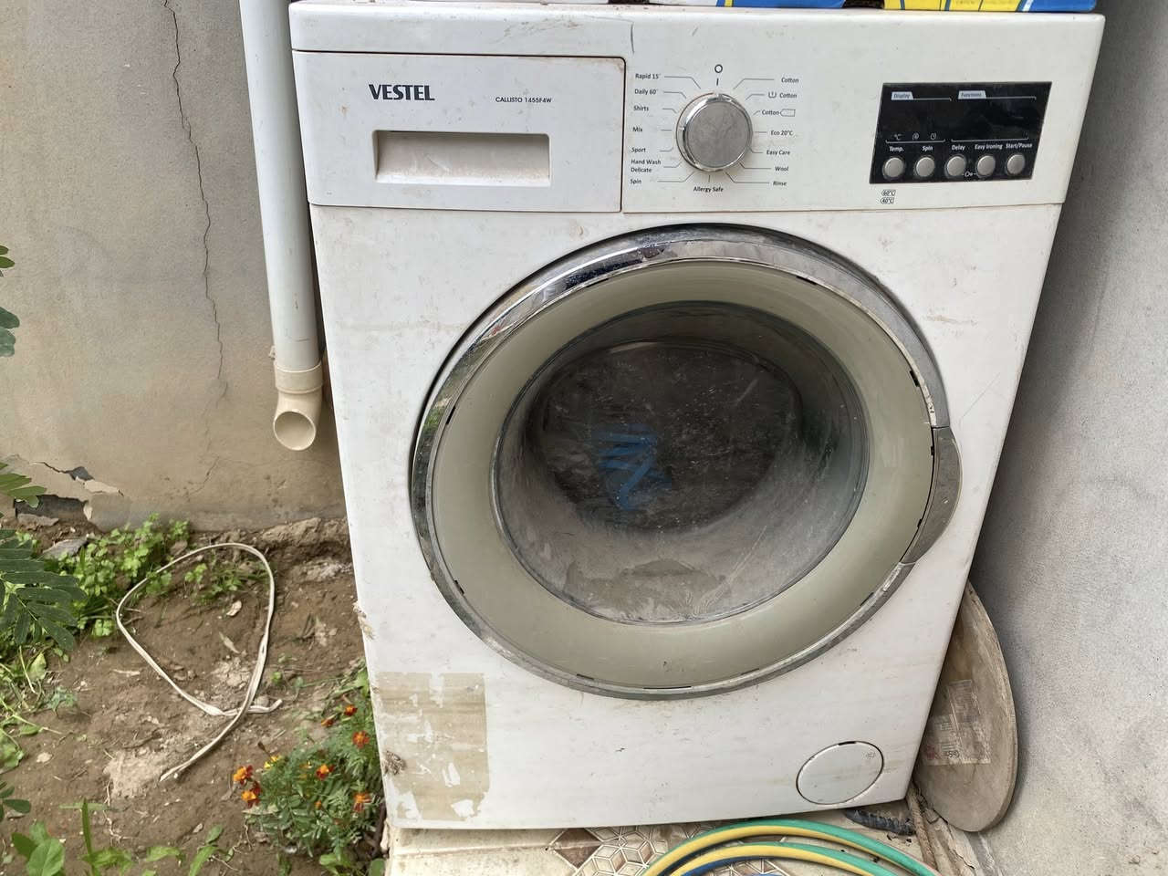 مجمدة للبيع شغالة بس يحتاجلهة نرمادة وحدة من ورة لين مكسورة بس شغالة طبيعي او الغسالة بيهة خلل بل كهربائيات يمكن بس الموطورات مالتهة كلها شغال قيم وخذ 7755465393
