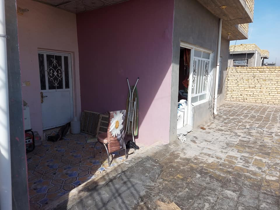 السلام عليكم اخواني بيت للبيع طابو زراعي مساحة300متر متكامل قاطين بناء طابوق سقف صب محل داخل البيت ماء ومجاري والشارع صب وكهرباء مكان الداينيه رقم تلفون ***********
