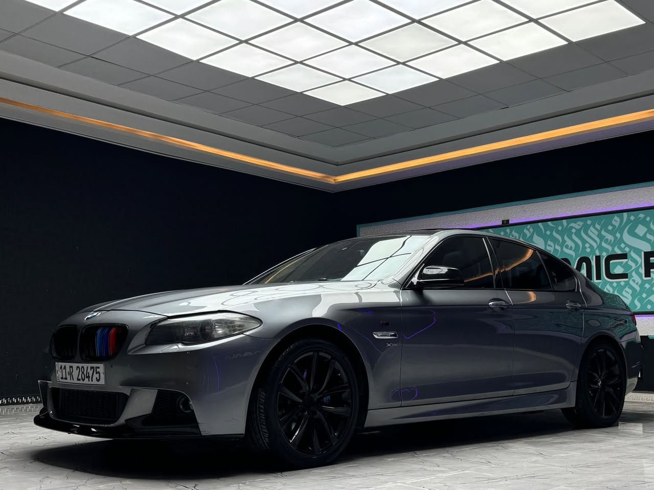 🚗 للبيع: BMW 535i 2011
📍 مكان السيارة: السماوة
📞 للتواصل: *********** بيه واتساب
💰 السعر: 160 ورقة – قابل للتفاوض
📊 المسافة المقطوعة: 202,000 كم
🛠️ المحرك: l6 Twin Turbo 

⚙️ المواصفات:
• تشغيل بصمة
• شاشة أعطال
• كشنات جلد بلون فيروزي
• كشنات بخاصية التبريد والتدفئة
• كشنات خزن ميموري
• سقف كنتارا
• حساسات أمامية وخلفية
• أحزمة أمان بلون سمائي
• تحكم بالمرايا + مرايا شفط
• دعاميات M5، لحية M، دفيوزر M، حلوك M
• نظام دفع رباعي xDrive
• نسخة بلادي

⚠️ الضرر:
• السيارة كلين بدون حادث وبدون صبغ
• السيارة عليها تقرير غرق
 (غير واصل للعقول)

📌 تفاصيل إضافية:
• السيارة باسم المالك – تحويل مباشر 
• رقم دولي جديد
• سنوية وهزة جديدة
• حدادية وصدر جديد
• طخم إطارات جديد
• تبريد ممتاز
• حالة السيارة جيدة
