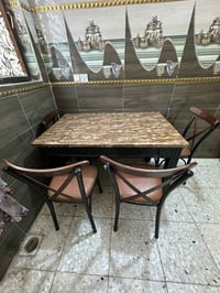 طاولة طعام • خشب مرمري • ٤ كراسي