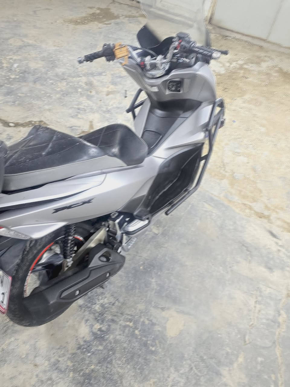 السلام عليكم pcx جيل ثاني وارد ياباني مرقمه بغداد ماشيه 23الف ***********
