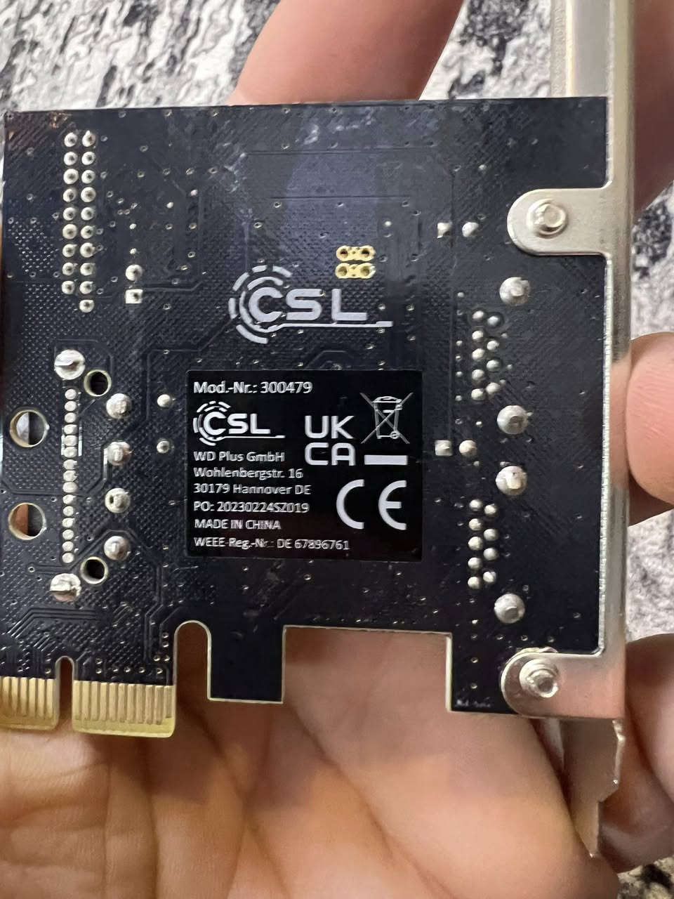 هذا المنتج عبارة عن بطاقة توسعة PCIe USB 3.2 Gen 1 من شركة CSL.
Galaxus.de
Galaxus.de
 +1
تُستخدم هذه البطاقة لزيادة عدد منافذ USB في جهاز الكمبيوتر المكتبي (الديسك توب) من خلال تركيبها في فتحة PCIe على اللوحة الأم.
المواصفات الرئيسية:
المنافذ الخارجية: تحتوي على منفذين (2) USB 3.2 Gen 1 خلفيين.
المنفذ الداخلي: مزودة برأس (Header) داخلي بـ 19 دبوساً (19-Pin) لتوصيل منافذ USB الأمامية بصندوق الكمبيوتر (الكيس).
السرعة: تدعم نقل البيانات بسرعة تصل إلى 5 جيجابت في الثانية.
التوافق: تتوافق مع إصدارات USB السابقة مثل USB 2.0 و1.1.

خلي سعر وبالعافيه 👍🏻


**إذا كنت صاحب هذا الإعلان وتريد حذفه لأي سبب، رجاءا أرسل رسالة إلى الدعم الفني**