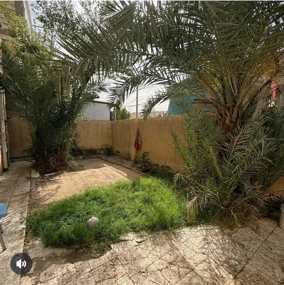 الدار للبيع 300 متر 
واجهه 15متر 
نزال 20 متر 
استقبال 
هول 
غرفتين منام 
حمام داخلي +حمام خارجي 
حديقه 8*4
كراج 11*7.5
يكفي  سيارتين 
البيت طابق واحد 
السعر 525
 للاستفسار الاتصال على الرقم