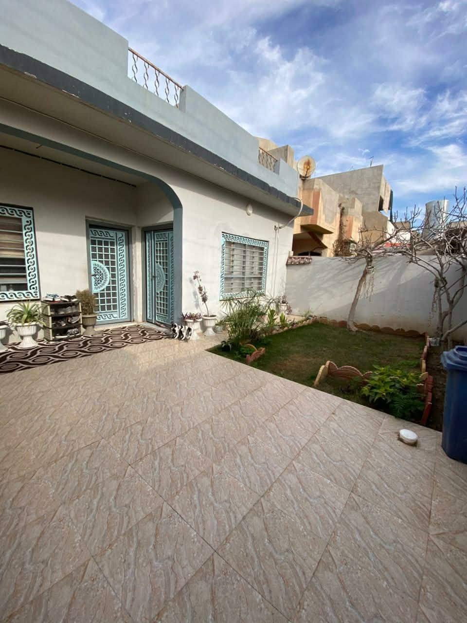 ألسـلام وعلـيگم. 
أخوتي ـ خواتي. 
دار في حي سومر سند. 
200مساحتو واجهة 10 وعمق 20 نضام. 
مقدمة ولباقي بلشهر او نقد والسعر 110 وبي مجال. 
أسـتفساࢪ خاص او عل رقم التالي.  
***********
*********** موصل, نينوى
