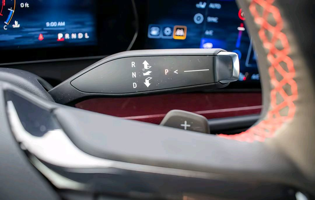 للبيع ترافرس موديل 2024 RS الشكل الجديد سعر 42 الف دولار مكاني بغداد  مرقم بغداد دولي مميز
حادث تخريب 

جميع المواصفات والتفاصيل الدقيقة

### المحرك والأداء:

- المحرك : V4 سعة 2.5 لتر توين تيربو يولد قوة تصل إلى 310 حصان وعزم دوران 373 نیوتن متر

- نظام الدفع : دفع رباعي (AWD) قياسي لتعزيز الثبات والأداء على جميع الطرق .

- ناقل الحركة: قير أوتوماتيكي بـ 9 سرعات يضمن انتقال سلس وتحكم ممتاز

###

التصميم الخارجي

- الشكل حديث جريء مع خطوط أنيقة تبرز القوة والديناميكية

- الشبك الأمامي تصميم رياضي مع شعار RS مدمج مع إضاءة أمامية LED ذات تصميم فريد .

الإطارات: 21 إنش عصرية مع جنوط سوداء لافتة، تضيف لمسة رياضية )

- المصابيح LED كاملة مع إضاءة نهارية أنيقة .

- اللمسات الرياضية مخارج عادم مزدوجة، لمسات سوداء لامعة على جميع الأجزاء الخارجية، ومصد خلفي رياضي .

<###

الداخلية والمميزات التقنية

- المقاعد جلد فاخر مقسى مع تصميم رياضي ومساند فخمة للراحة القصوى

- الألوان تدرجات لون داخلية متعددة تتناسب مع الذوق

الرفيع

- شاشة المعلومات والترفيه نظام وسطى بقياس 10 إنش مع نظام ملاحة متوافق مع Apple CarPlay و Android

Auto

- لوحة القيادة شاشة رقمية كاملة قياس 12.3 إنش لعرض كافة المعلومات الضرورية

.

- نظام الصوت : 14 مكبر صوت من نوع Bose لمزيد من التجربة الصوتية الفاخرة

. TOP

- نظام التكييف ثلاثي المناطق، مع تحكم مستقل لكل مقعد

الراحة والإضاءة: إضاءة داخلية LED قابلة للتخصيص ومقاعد أمامية مدفأة ومهوأة

G

- الميزات الإضافية: مقاعد خلفية قابلة للطي كهربائيا، نظام الشحن اللاسلكي، فتح الباب بدون مفتاح، وأجراس وتحذيرات متقدمة للسلامة

###

أنظمة السلامة والأمان

- كاميرا 360 درجة لرؤية واضحة حول السيارة .

- نظام مراقبة النقاط العمياء مع تنبيه عند الانحراف عن الحارة

- مكابح أوتوماتيكية في حالات الطوارئ

- نظام تثبيت السرعة التفاعلي مع وظيفة التوقف والانطلاق

مساعدة في الركن الأوتوماتيكي

1

- أنظمة استشعار للمشاة والأجسام القريبة .

- وسائد هوائية متعددة السقف الأبواب المقاعد
الاتصال عله الرقم ***********
