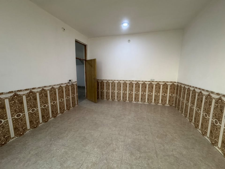 دار للبيع بي نواقص بسيطات المساحه 150متر وجه 10متر ونزال 15متر طابو زراعي سند 25 تحويل مباشر 
يحتوي على غرفة نوم وهول وصحيات داخليه وداخليه وصاله ومطبخ 
الموقع يم شارع 100الجديد يبعد عن الشارع العام 80متر قرب صيدلية زهراء  
السعر 75وبي مجال 
لاستفسار اكثر ‭***********‬
