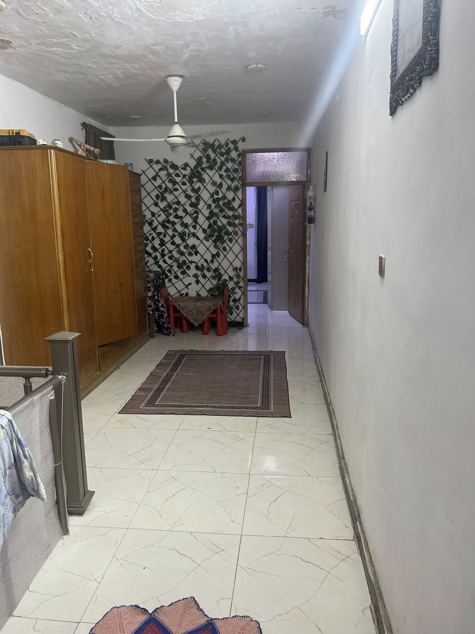 مساحة بيت ١٠٠ متر 
الواجها ٥ متر 
النزال ٢٠ متر 
بيت طابق ونص كامل  ظعه حمام مشترك 
+بيتونه 
الارضيه رفت كامله الاستفسار ***********
