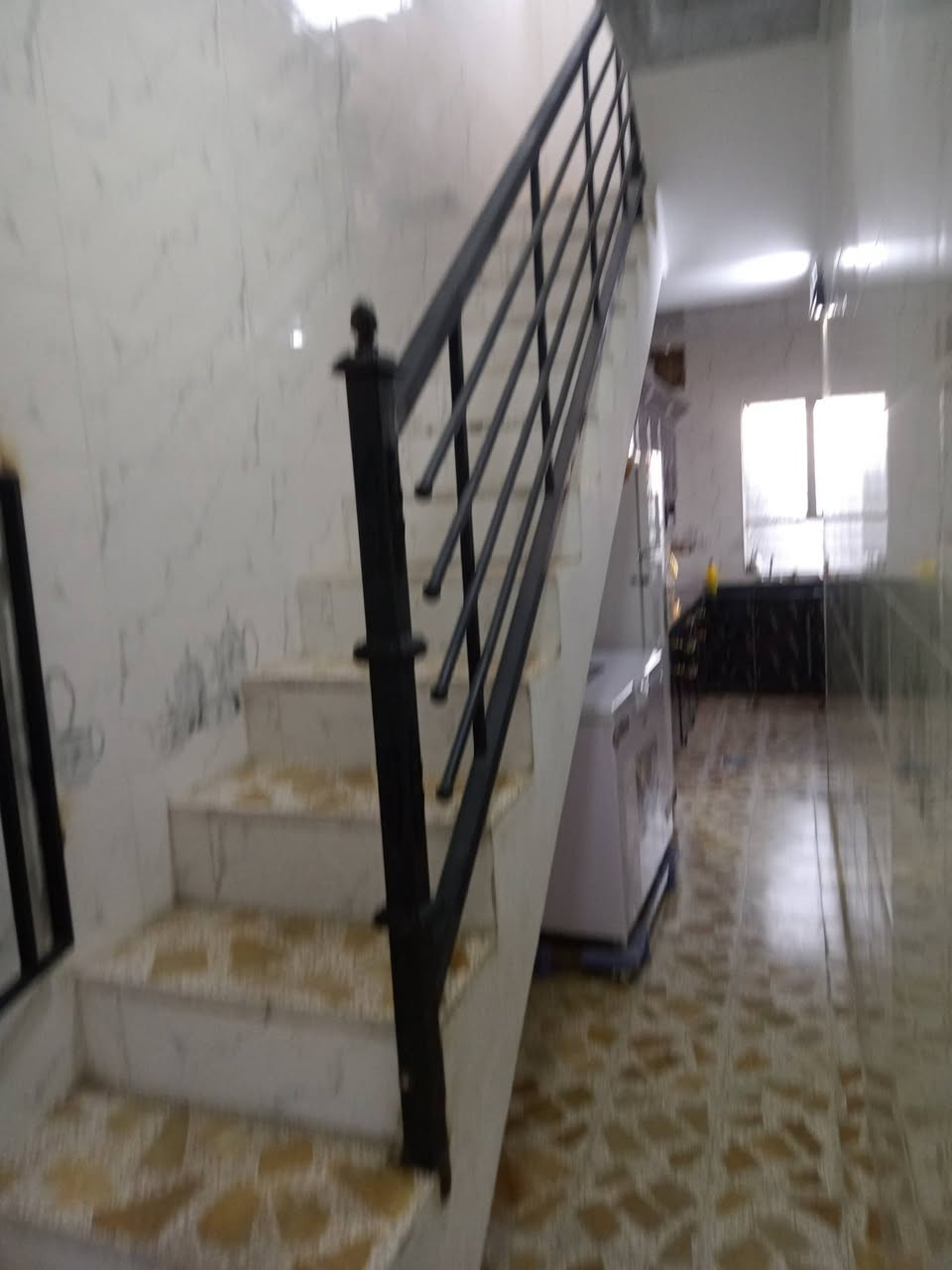 الدار للبيع طابق ونصف مساحه 100 متر موصل حي السماح الثانيه مقاطعه 24 خدمات كامل ماء كهرباء تبليط سند طابو شرط الوكاله والتحويل السعر 75 مليون وبيها مجال تواصل مع صاحب الدار رقم الهاتف ***********///***********
