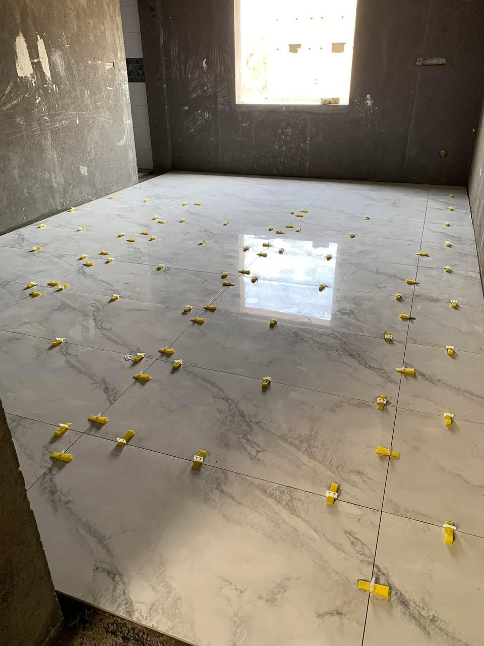 خلفه +كادر كافة أعمال السيراميك 
***********
