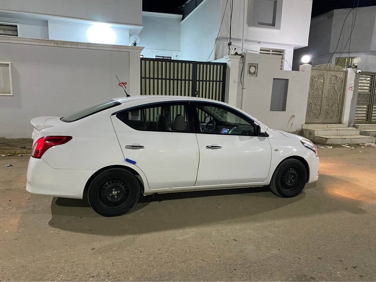 للمراوس باغلى منها والفرق نقد
نيسان صني 2021 هندي بليته زرگه 
ماشيه 95 الف (استخدام شخصي)
رقم اربيل باسم شركه 
يدات نيكل-مانع انزلاقabs-حساس خلفي-شاشه-تحكم ستيرن ومواصفات الصني المعروفه 
السيارة مكفوله من التبديل والصبغ والحالوب 
بيها بس باردات ثنين صغار 
السيارة جديدة واحلة من الصور حتى كتلوكات الشركه بيها
وجاهزة من مكينه وكير وحداديه 
للاستفسار *********** النجف, العراق
