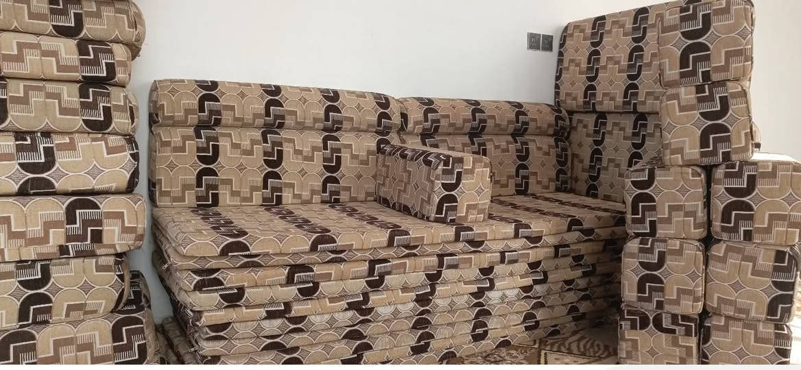 ديوان كبير للبيع يفرش مساحه ديوانية أو مضيف ١٠طول في٣.٥ عرض جديد مستخدم قليل جدا بعده باكيت شرط
١٠دواشك 

٣زوايا 

١٨مسند ظهر 

٩تكيات

مكاني الشطرة 

*********** اتصال 

*********** واتساب
