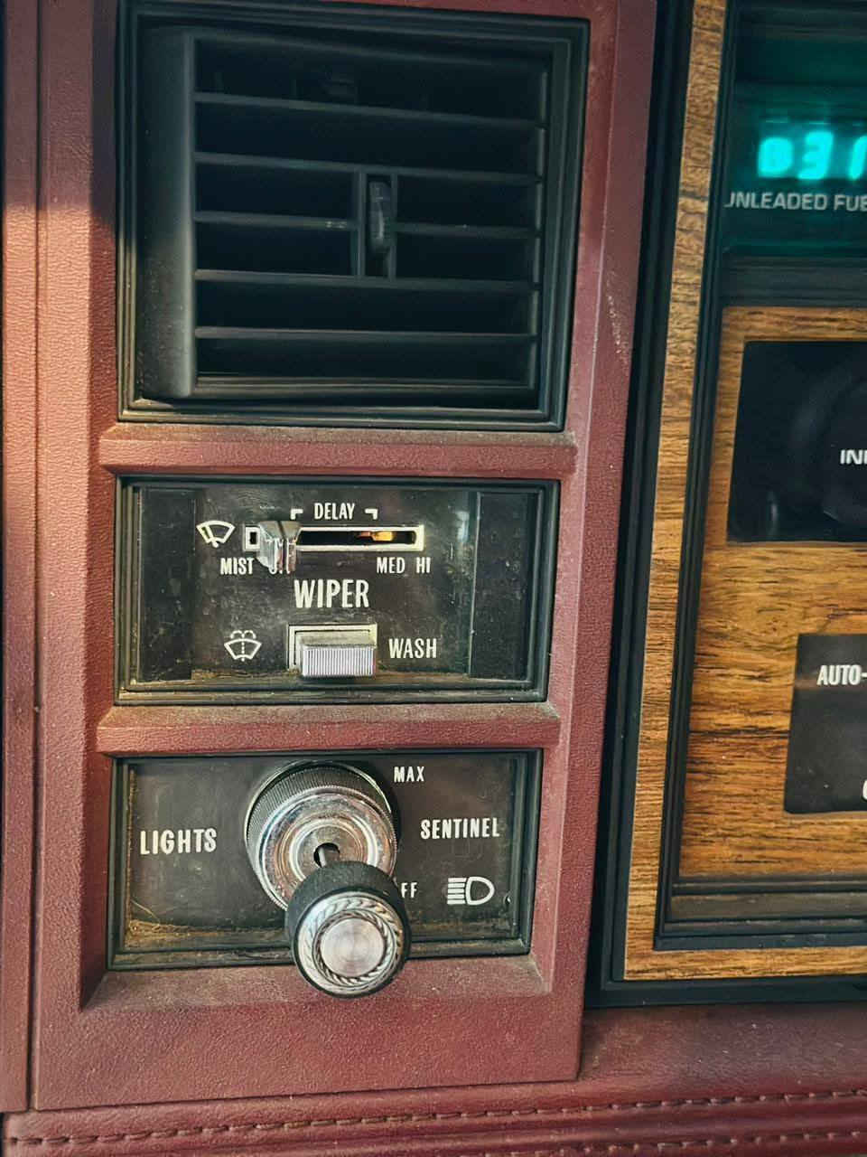 کادیلاک 1984 کلاسیک 
تەنها 27 هەزار مایل ڕۆشتووە 
بیلا دوو ڕەنگ 
مەکینەی V8 
کوشن کارەبایی 
تحدید سورعە 
بەرز و نزمی جەگ
تبرید سارد و گەرم 
لەسەر دەقی شەریکە ماوەتەوە 
هیچ مەسرەفێکی تێدانیە 
نموونە لە جوانی و پاکی 
بیلاد تەلەفون 
ڕەقم سلێمانی 

سـعـر : لە کۆمێنت داوابکە ڕاستەوخۆ بۆت دێت 📥 

گێر و مەکیەنەی بەشەرت 
هیچ کێشەیەکی تێدا نییە 

ژمارەی خاوەنەکەی 
***********
