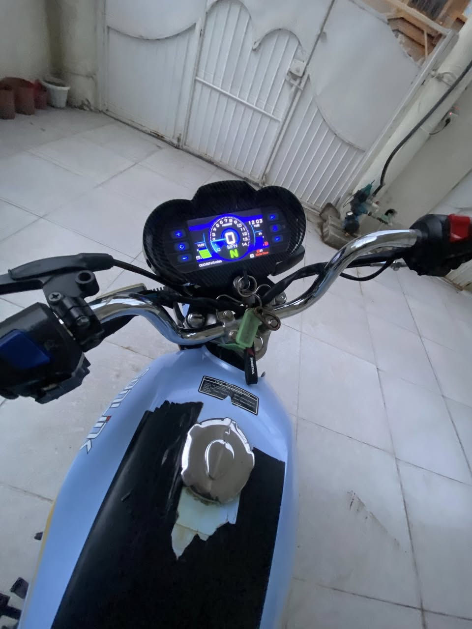 السلام عليكم
عندي دراجه سولنك موديل 24 ممشاها كدامكم 
المكينه مكفوله ما مفتوحه 
دشبول لمس 
كهربائيات كامله 
اوراق موجوده 
بس نقص بريك الامامي 
سعرها 750 وبيها مجال 
رقمي وتساب
***********
