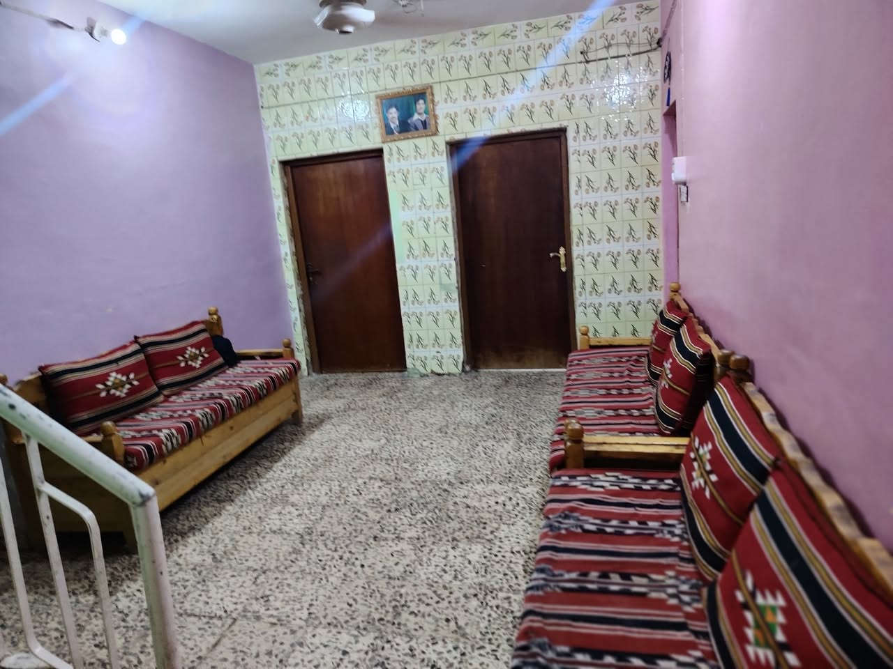 سلام عليكم
دار سكني للبيع 
المساحه ٣٠٠م
بيت ركن
طابقين
بناء طابوق وكونكريت 
الطابق الاول  يحتوي علئ غرفتين نوم وصاله ومطبخ وبراني وحمام داخلي
الطابق الثاني يحتوي علئ ٣ غرف واحده منها نضام سويت
الموقع الديوانيه حي الجزائر 
للاستفسار  اتصال ع الرقم
***********
