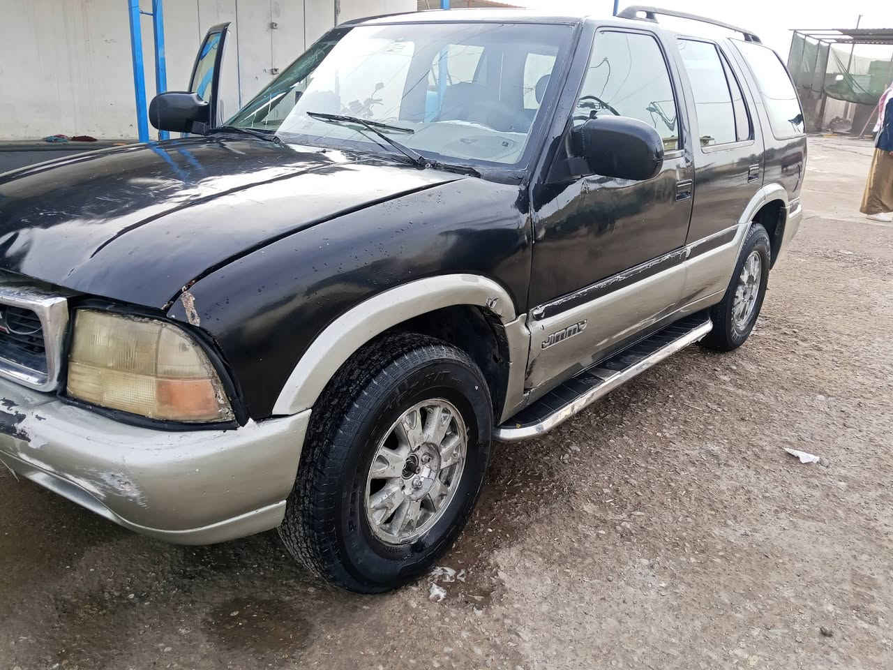 السلام عليكم ورحمة الله وبركاته سيارة جمسي محور كير ومحرك في فتي سياره رقم بغداد موديل 2000شرط التحويل وال وكالة  مراوس بسيارة حسب القناعه مكاني صلاح الدين بيجي رقمي ***********  السعر 50وبيه مجال وكل نقص مابيها كل الصورة جدامك
