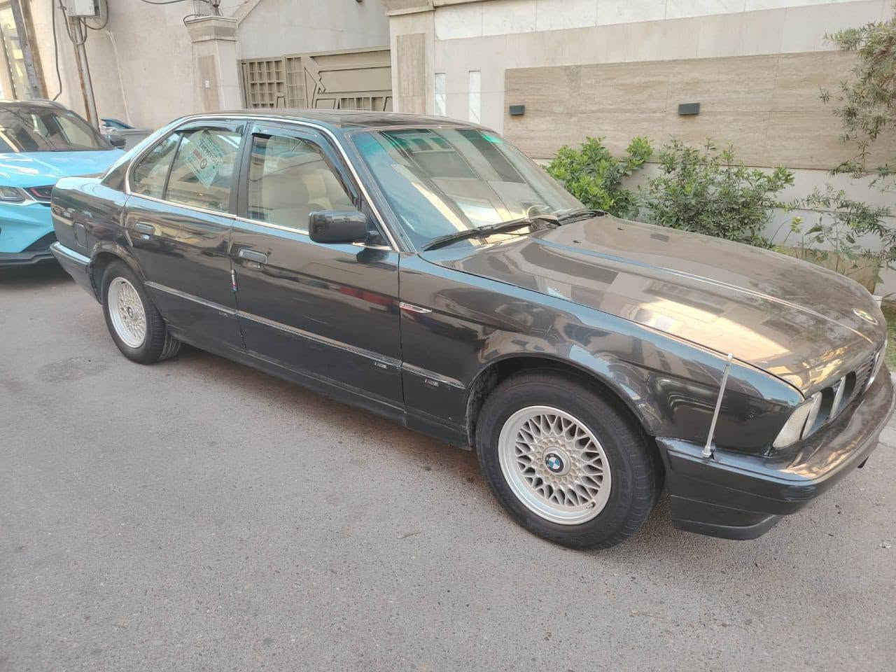 بيم حجم 525 موديل 1991 سنويه وأرقام جدد محرك مسكر كير محرك حداديه تخم تاير نقصه بس تبريد جاهزه السياره السعر55 ترهم مراوس حسب القناعه واتساب***********
