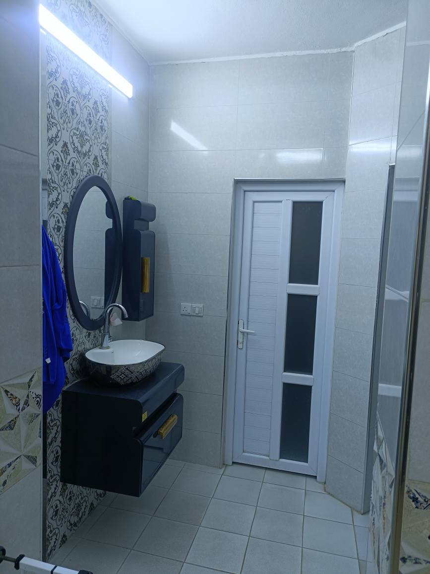 ربع دونم للبيع المساحة.625 متر  12,5*50 مقابل الجزيرة السياحية يقع على شارعين يحتوي على دار بمساحة 230 مع حديقة امامية و حديقة خلفية  وكراج يتسع 3سيارات و الدار مكون من  3 غرفة نوم مع حمام عدد2 مع صالة ومطبخ واستقبال 
           للاستفسار الاتصال بالرقم/ *********** بغداد, العراق
