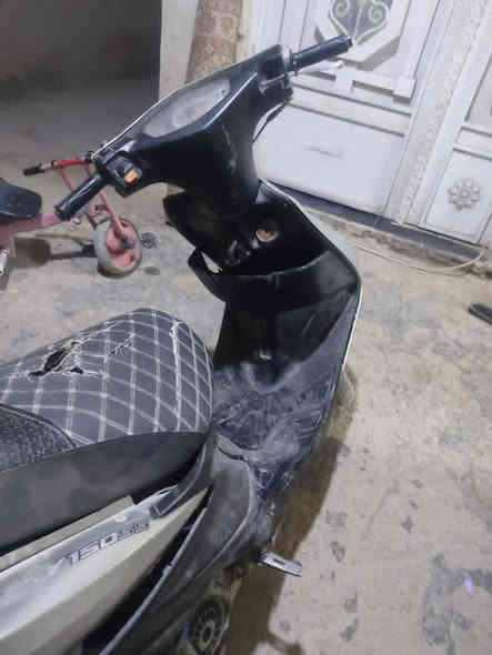 السلام عليكم 

دراجة ادرس صيني نضيفة مكينتة نضيفة تشتغل سلف و هندر

سعر ١٧٥ وبي مجال حك الجية 

***********
