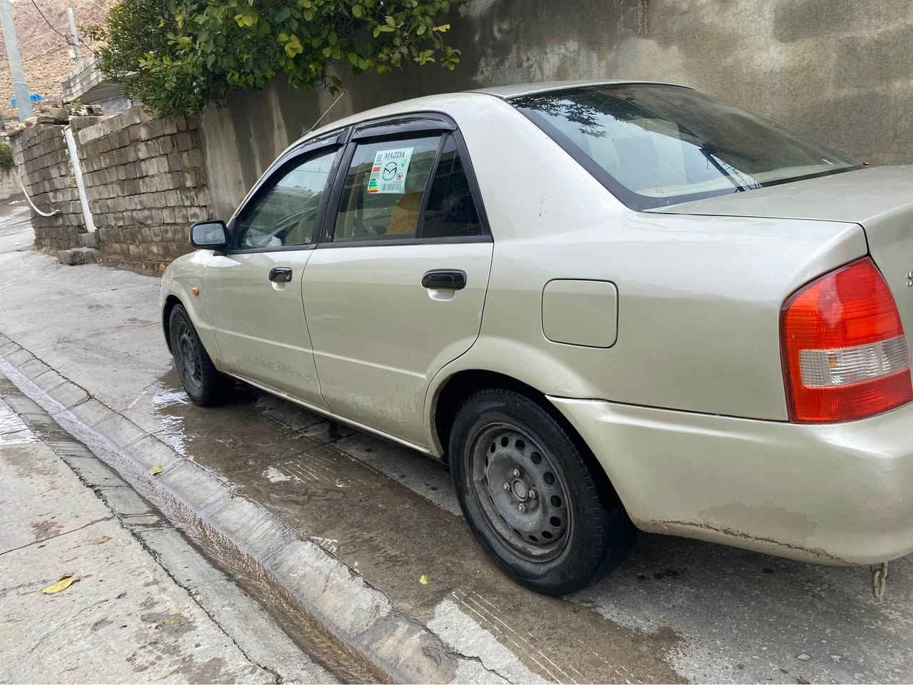 مازدە مودیل ٢٠٠٢ گێر عادی 
تەکسی بوە کراوەتە خسوسی بێ دەعمو لێدراو پشت و پێش کەپس  وەرگەراو برانەوە بە شەرت گێرو مەکینە بە شەرت بئ تەقەو رەقە هەموی بە شەرت 
رەقەم و سەنەوی نوێ هەزەی نوێ چوار تایەی خاوێن هەمو شتێکی تازە کرایەتەوە 
سعر ٤٣ وەرەقەو کەمەک مەجال 
ژم ***********
*********** شقلاوة, أربيل
