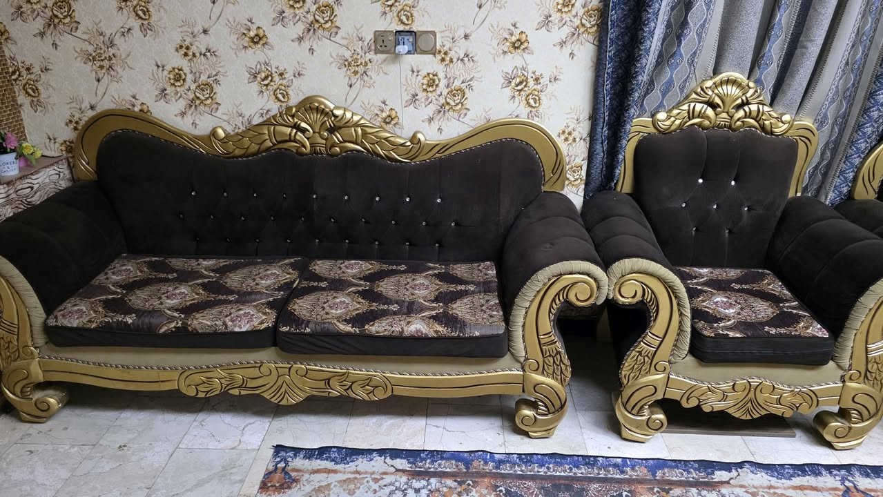 السلام عليكم تخم رئاسي للبيع عدد المقاعد ١٨ استعمال سنة النظافة ٩٥% للاستفسار الاتصال على الرقم ***********
