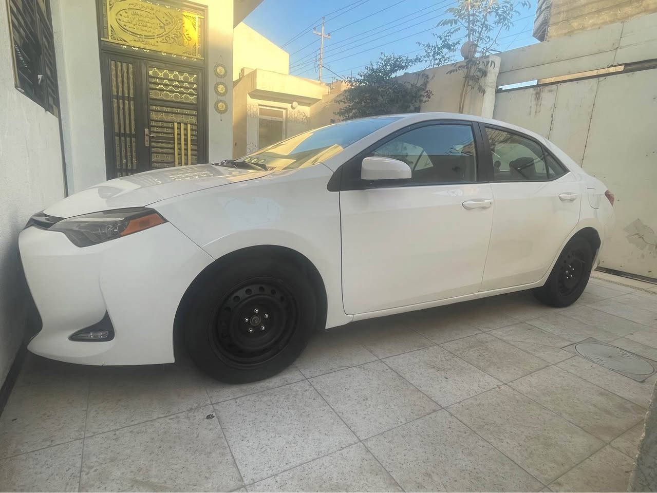 السلام عليكم 
كورلا وارد أمريكي موديل 18
 
السعر. 130 وبيه مجال بصيط جدن  تصال ***********  
السياره بيه
 قطعتين صبغ  فقط   بجم كبس  ودوسه بيه صبغ فقط. والباقي كفاله عامه كير مكينه تبريد شط  
سياره باسمي تحويل ثاني يوم  رقم نكليزي. شرط تحويل. شط العرب, البصرة
