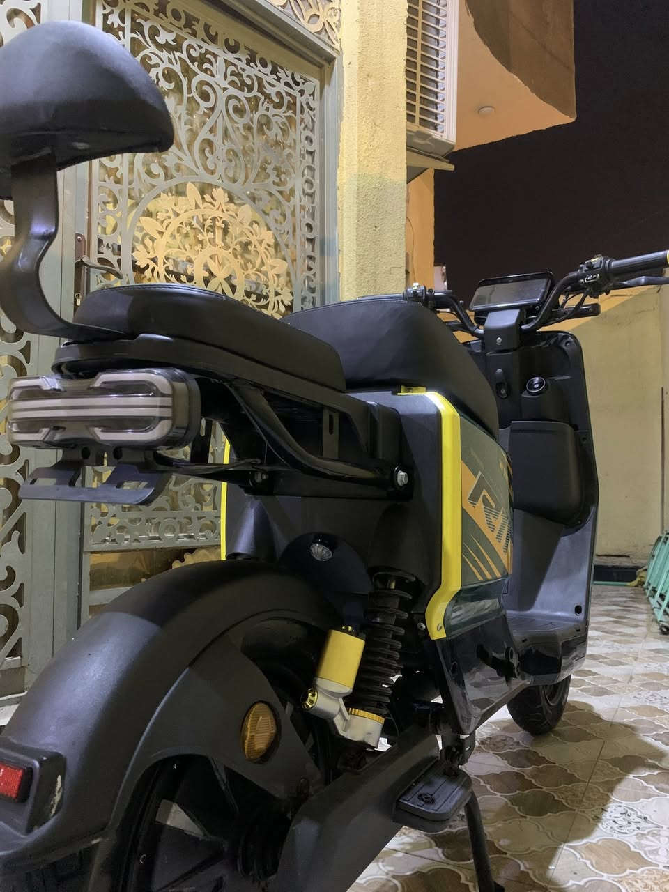 السلام عليكم دراجه  R11 للبيع او مراوس بTo2 دراجه نضيفه كلش اخت الجديده صارله شهر وصلها موجود غراضها كامله رايدها ب600 وبيها مجال عنواني المطيحه وهاذا رقمي***********
