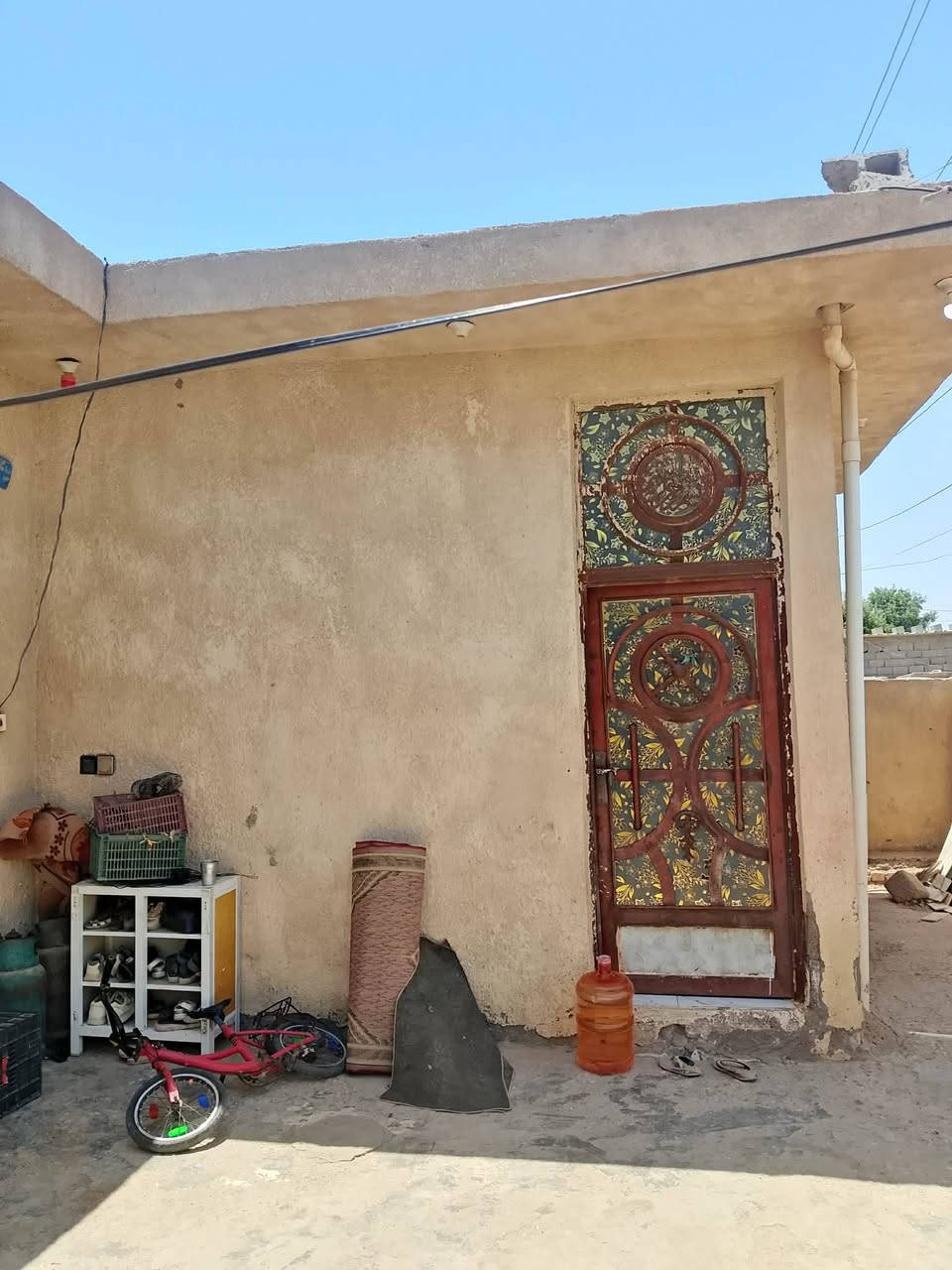 السلام عليكم بيت للبيع مساحه ميتين متر البيت بناء بلوك بتلو طابوك سكف صب يتكون غرفة نوم ٥في ٤ صاله ٧في ٤ مطبخ اربعه في ٤ استقبال ٨في ٤ المكان حي الجوادين شارع البدير استفسار أكثر اتصل ***********
