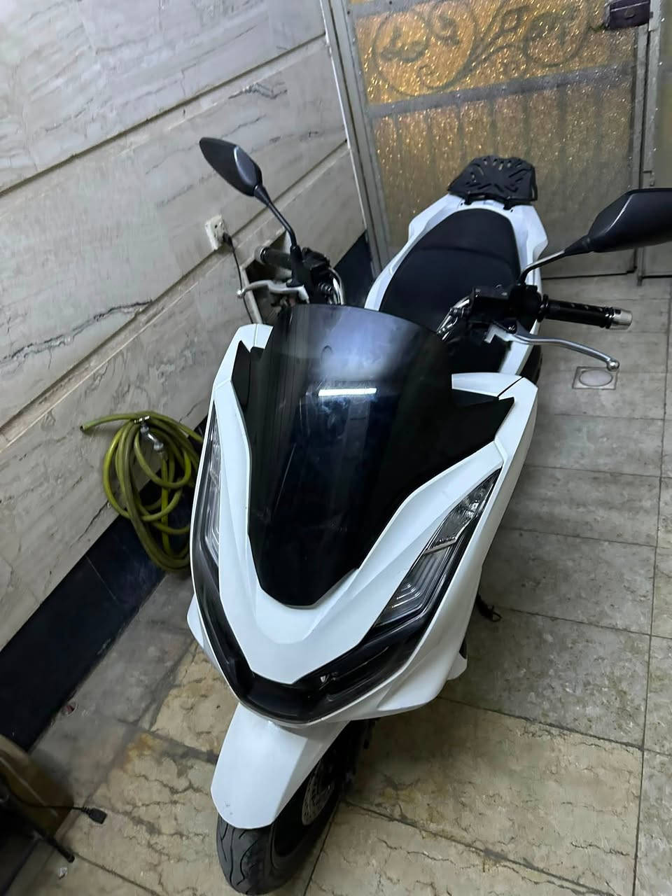 السلام عليكم pcx جيل رابع كوري
ماشية 20الف حقيقي 
موصفات 
ABS مانع انزلاق 
حساس ازدحام 
حساس استان
دراجة عليه اضافات بسيطة 
مثل قبق شوتة كاربون فايبر 
قبق راديتر كاربون فايبر
الدراجة : مكفولة كفالة عامة 
مكاني بغداد 
حي القاهرة 
السعر 17ونص وبي مجال 
للاستفسار ***********
