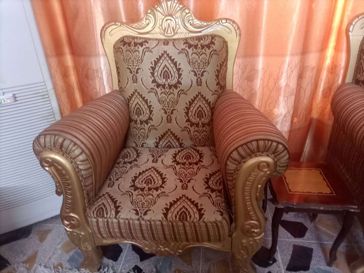 السلام عليكم مكلف بالنشر تخم ملكي للبيع أربع كراسي وقنفتين نظيف حيل السعر 750
المكان تكريت حي الجمعية. الاتصال بصاحبه ‏‪
‏‪0771 064 5454‬‏
